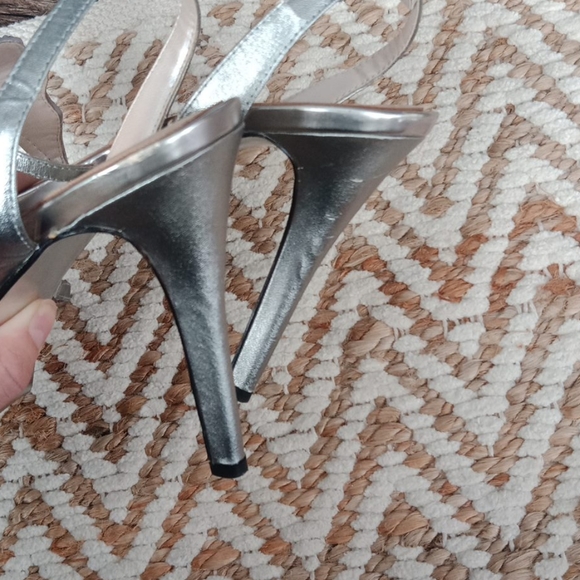 E !Live from the red carpet heels - Picture 14 of 16